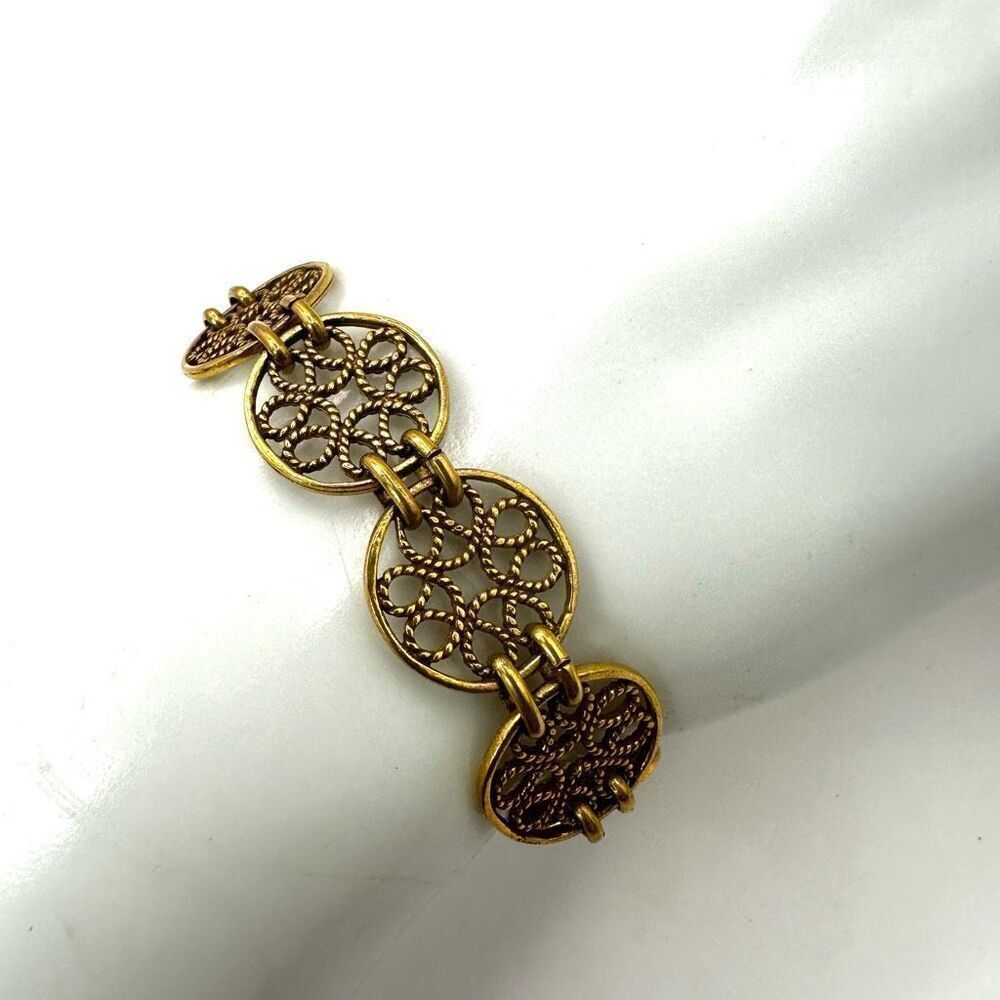 Gold tone circle link bracelet
